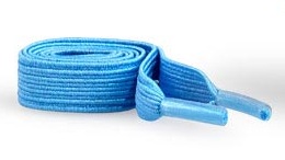 Et par sammenrullede lyseblå skolisser med plasttupper på hvit bakgrunn.