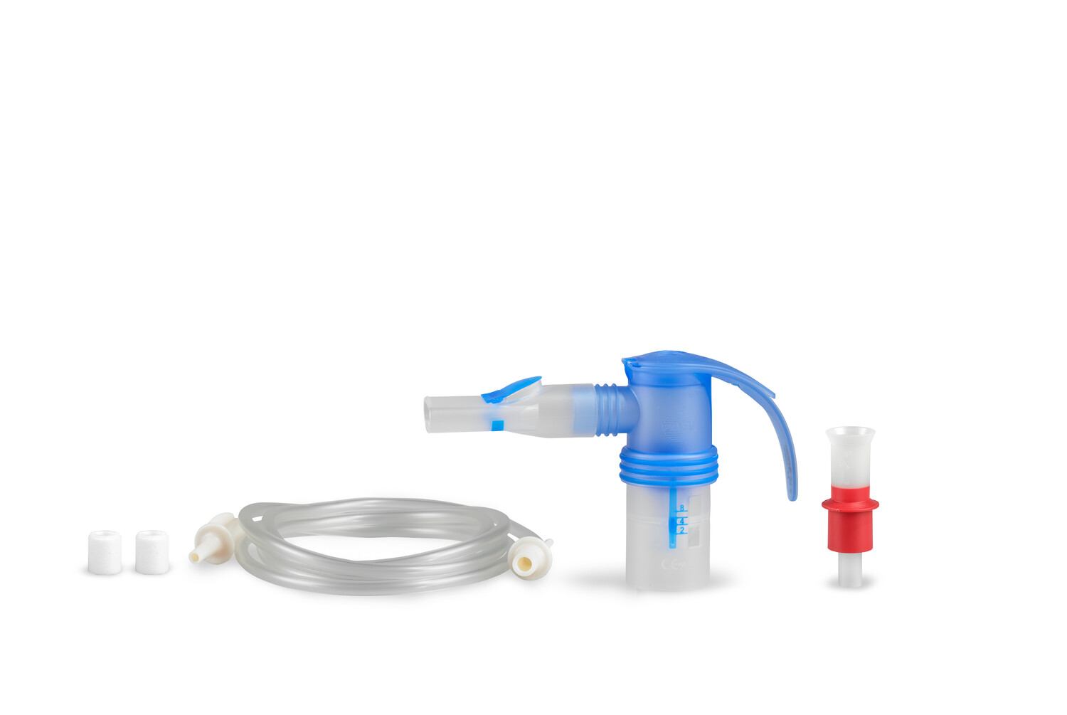 Nebulizatorsett med blå og klare deler, slanger, filtre og en rød adapter på hvit bakgrunn.