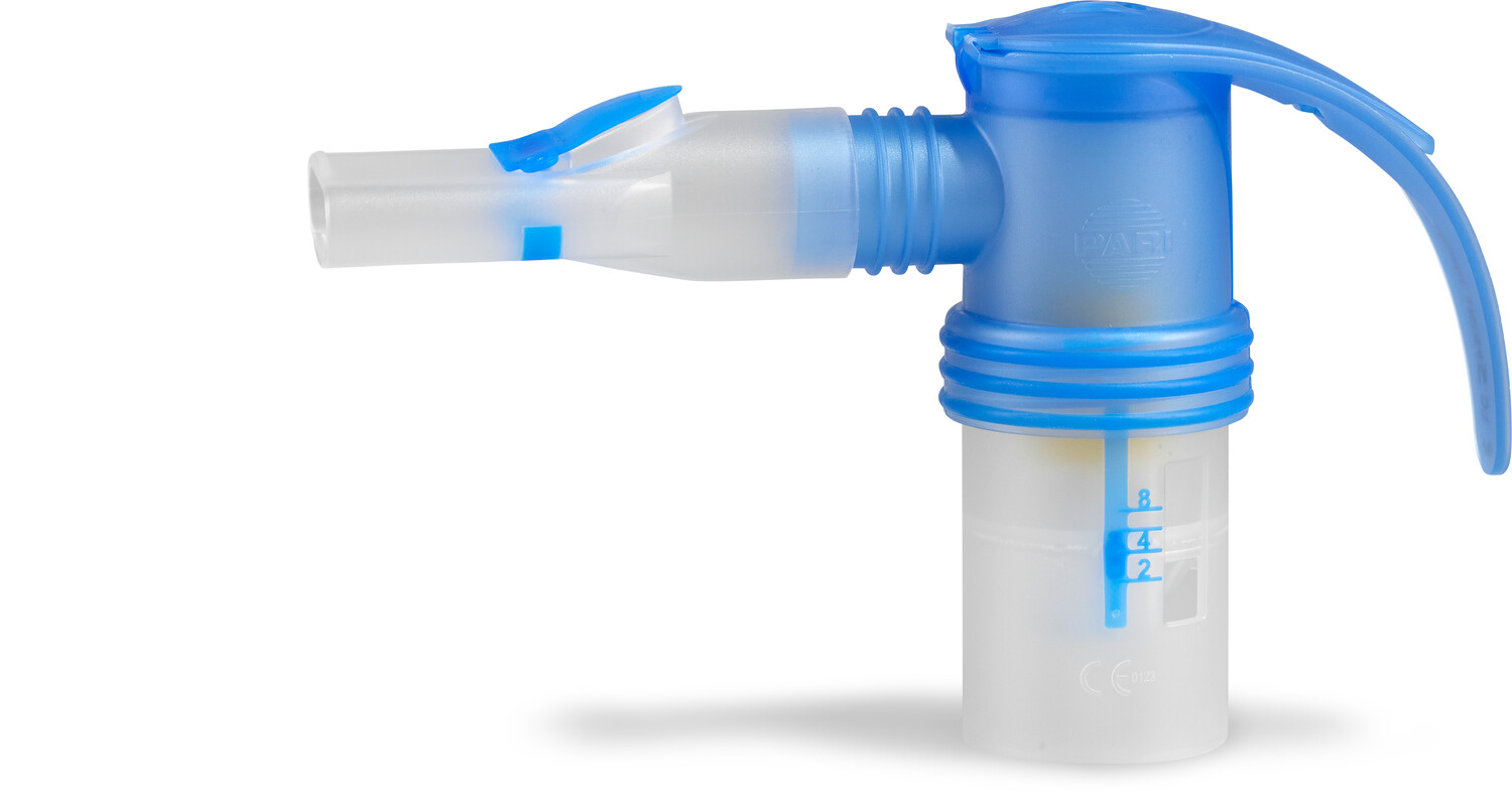 Plastikkopp til nebulisator med blå aksenter og graderte målemarkeringer på hvit bakgrunn.