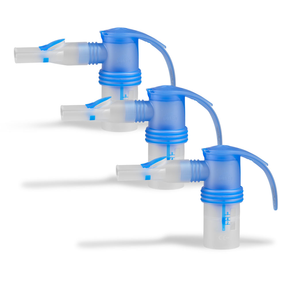 Tre blå og hvite nebulisator-medisinske inhalatorvedlegg er diagonalt justert på en hvit bakgrunn.