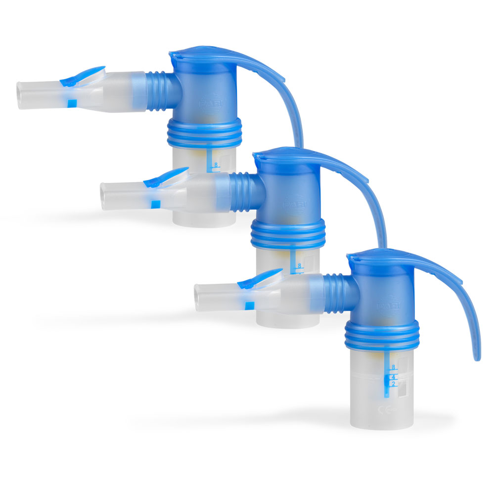 Tre blå og hvite nebulisator-medisinkopper med munnstykker, arrangert diagonalt på en hvit bakgrunn.