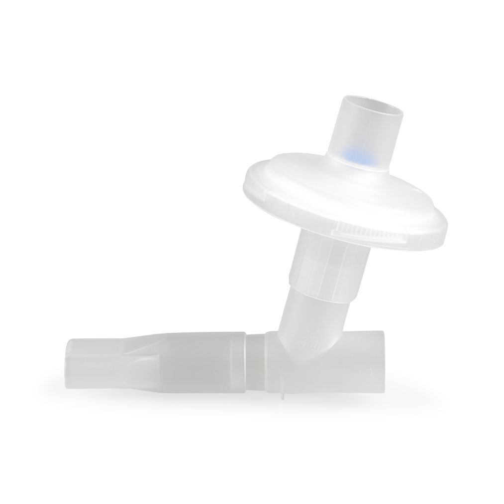 Plastisk medisinsk pustefilter med vinklet munnstykke og rund kammer, isolert på hvit bakgrunn.