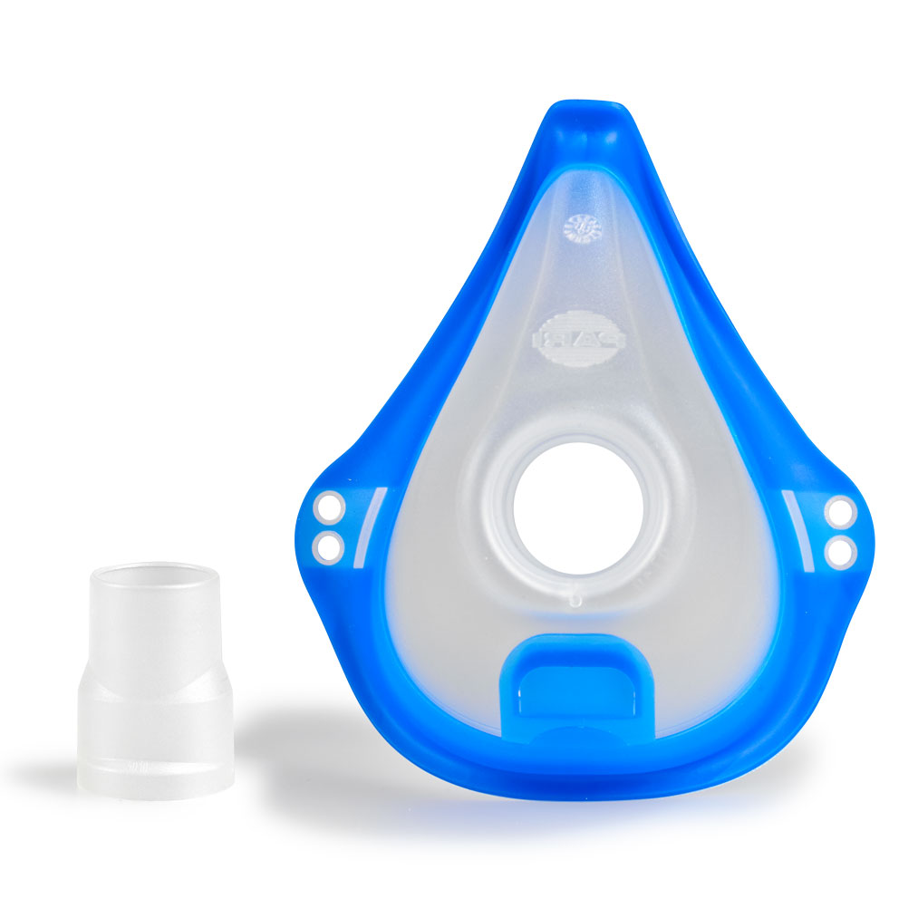 Klar og blå medisinsk munnbind med en rund ventilåpning, ved siden av en liten gjennomsiktig plastkobler.