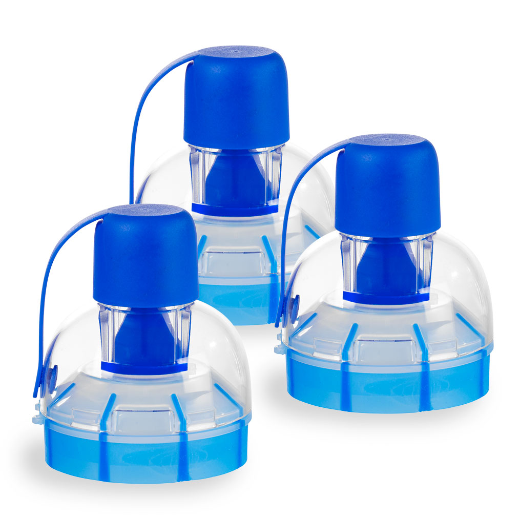 Tre blå og klare plastlokk med tuter, sannsynligvis for vannflasker, er arrangert på en hvit bakgrunn.