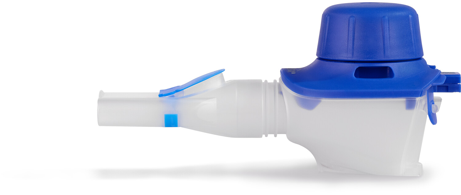 Plastisk medisinsk inhalator nebulisator med blå hette og munnstykke på hvit bakgrunn.