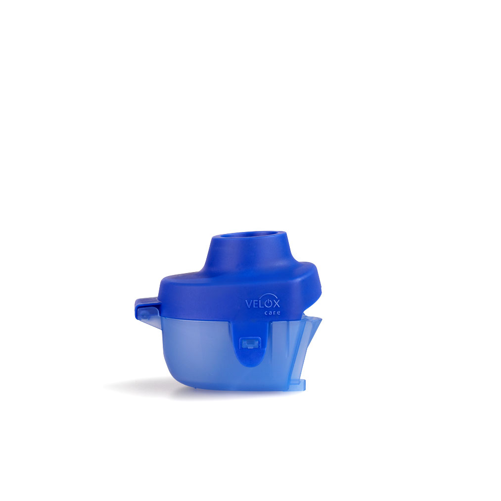Liten blå plastmedisinsk nebulisator del merket "Velox care" på hvit bakgrunn.