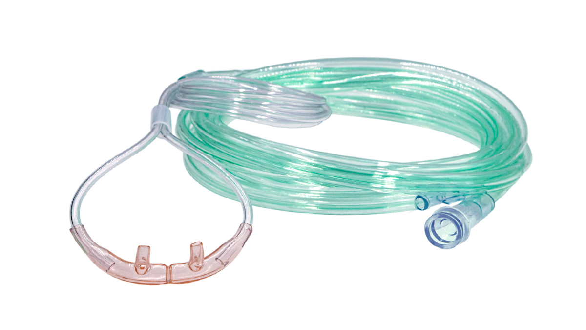 Grønn oksygenslange med nesegrime for pustehjelp på hvit bakgrunn.