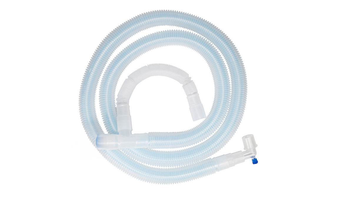 Gjennomsiktig og blå respiratorslange med koblinger, brukt til medisinsk utstyr på hvit bakgrunn.