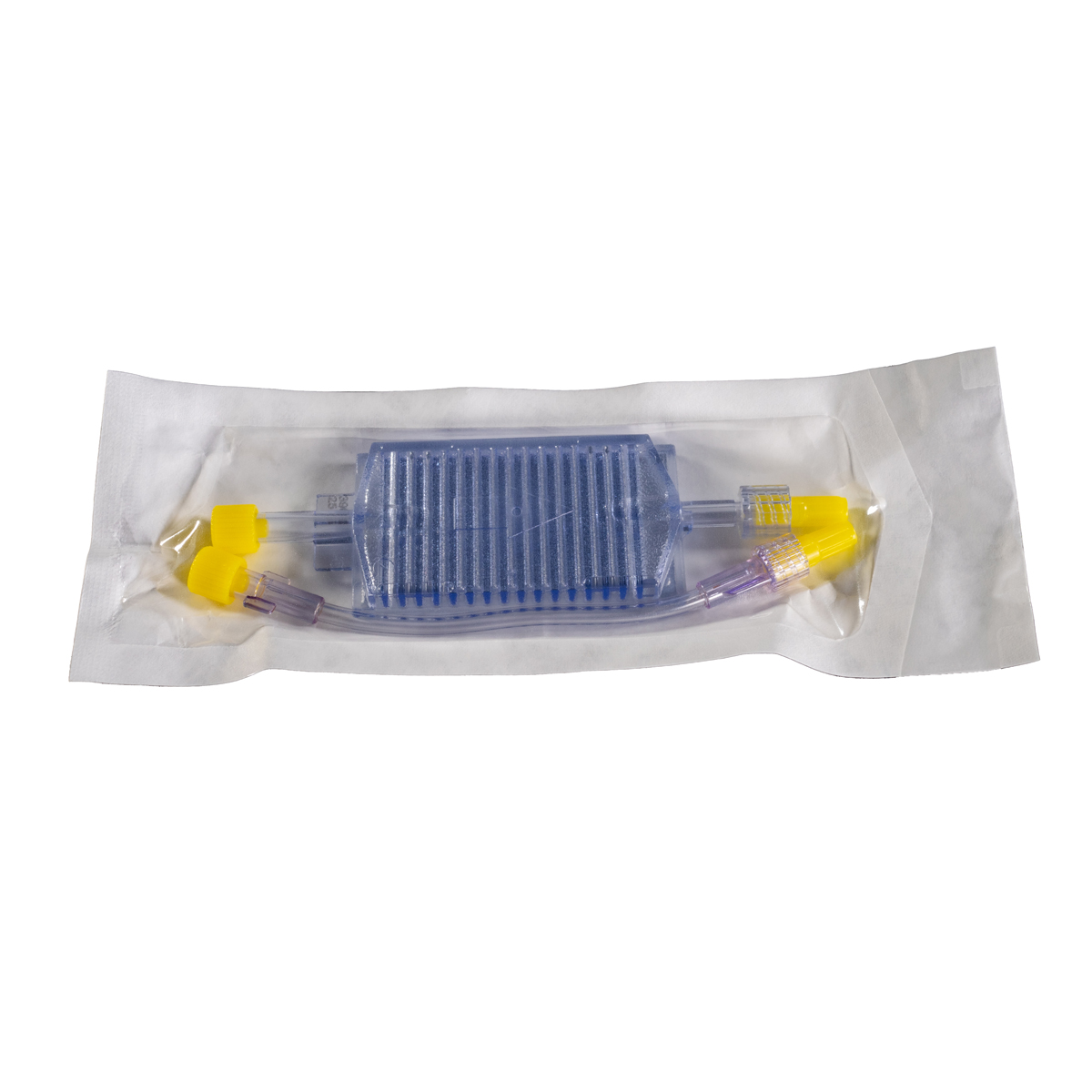 Medisinsk filterenhet i sterilt emballasje med gule hetter og klar slange, plassert på hvit bakgrunn.