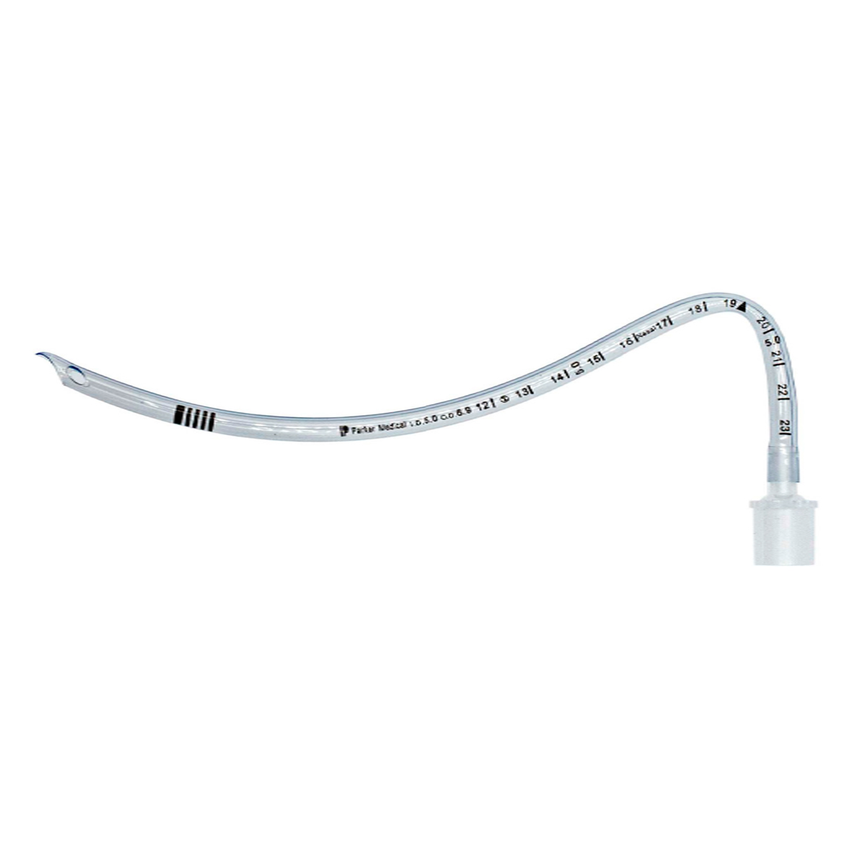Et klart plastisk medisinsk endotrakealtube med svarte markeringer og en kobling i den ene enden.