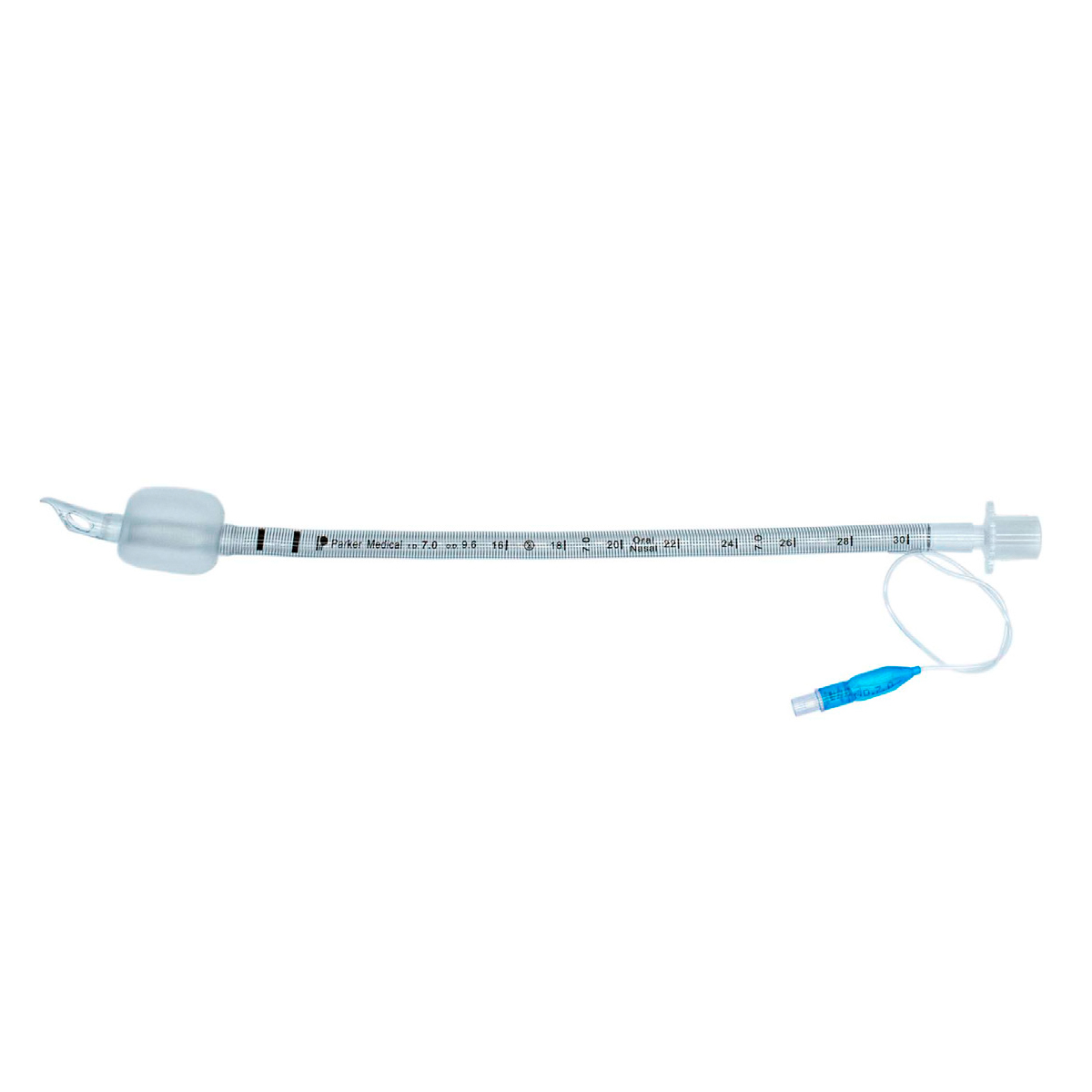 Et medisinsk endotrakealtube med mansjett og blå inflasjonsventil på hvit bakgrunn.