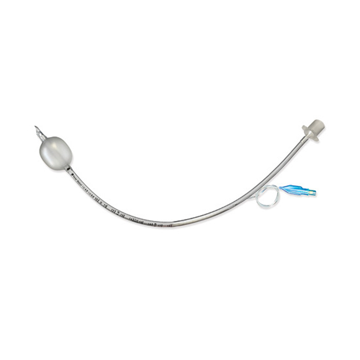 Et klart medisinsk endotrakealtube med en oppblåsbar mansjett og tilkoblet blå ventil på hvit bakgrunn.