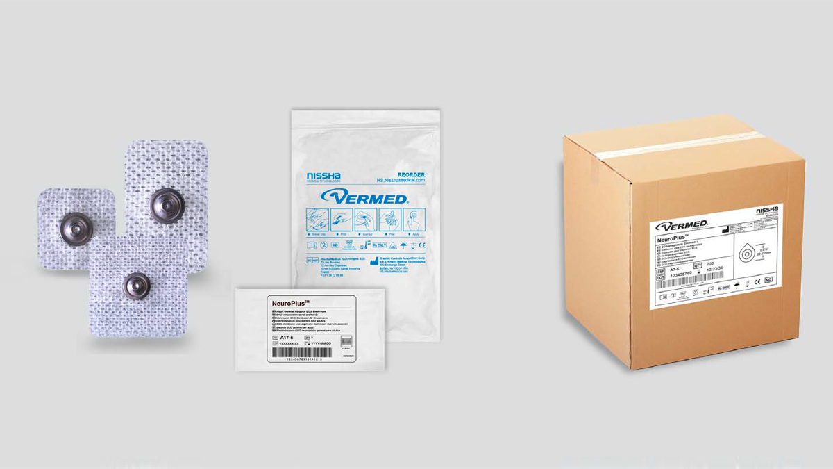 Tre selvklebende medisinske elektroder, en hvit pose, en etikett og en brun eske merket "VERMED".