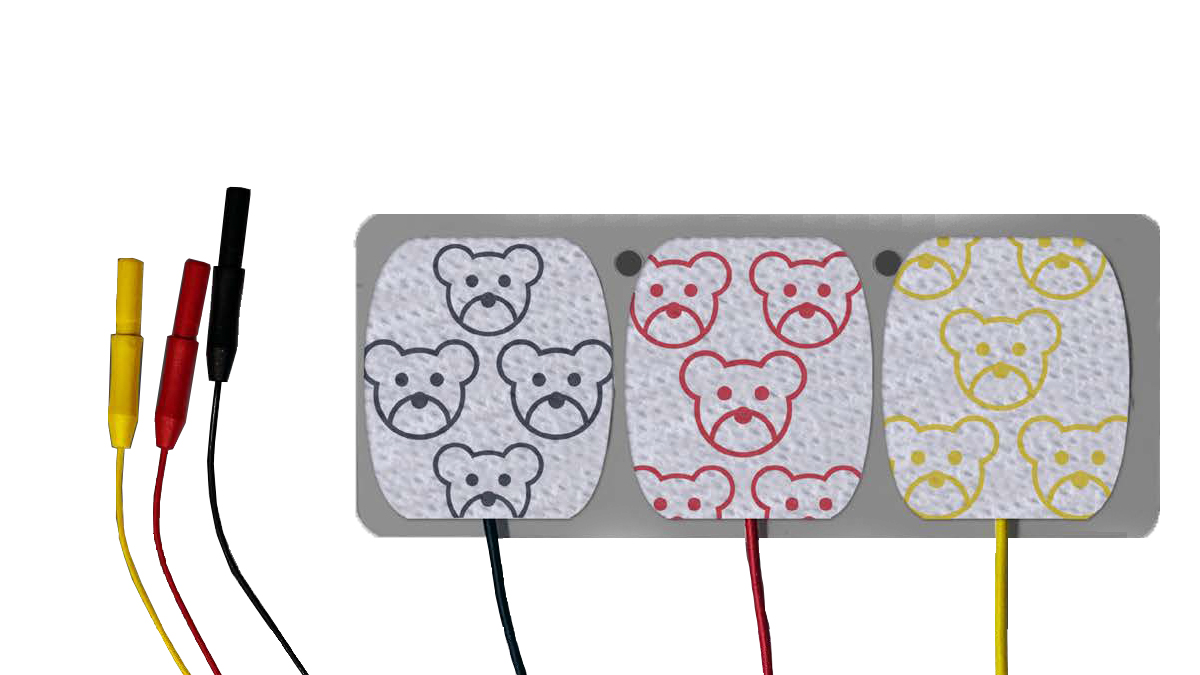 Tre EKG-elektroder med bjørneansikt-mønster i svart, rød og gul, med tilhørende kabler.