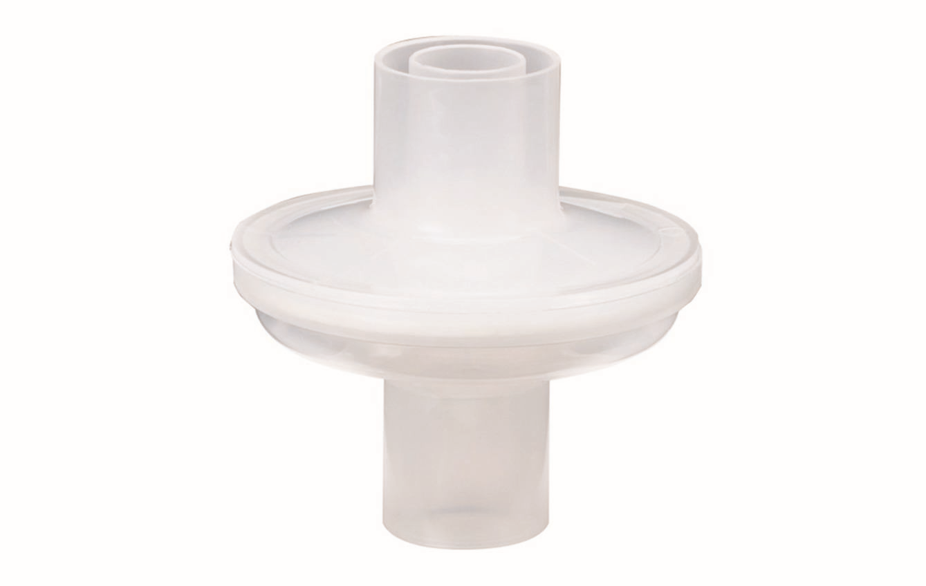 Et hvitt plastisk medisinsk filter med sylindriske koblinger på toppen og bunnen mot en hvit bakgrunn.