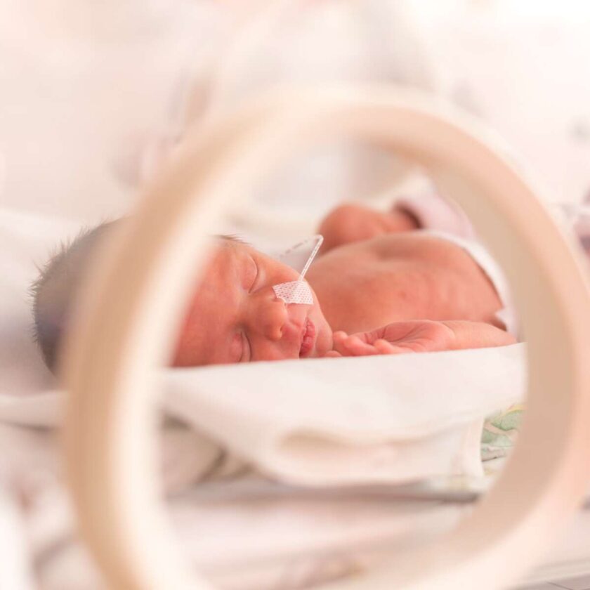 for tidlig født baby sover i nyfødt inkubator