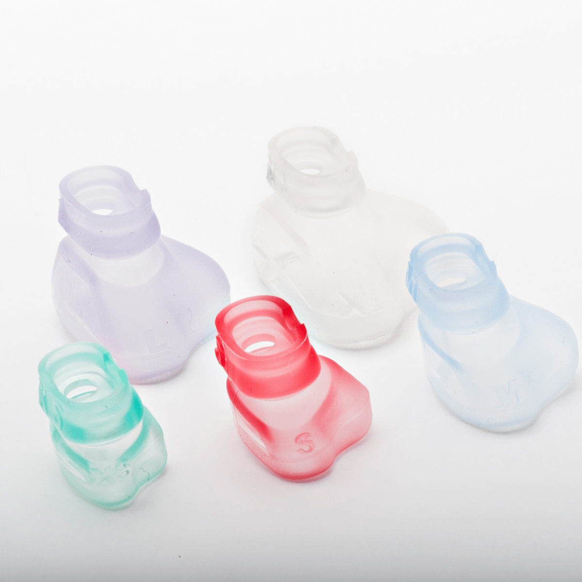 Fem färgglada silikonmaskdynor i olika storlekar på en vit bakgrund.