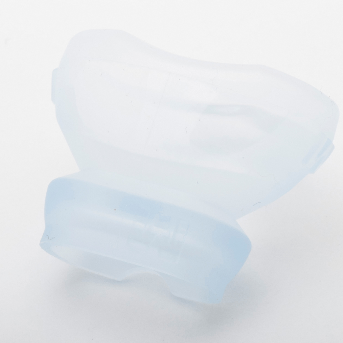 Genomskinlig blå silikonmunskydd på vit bakgrund.