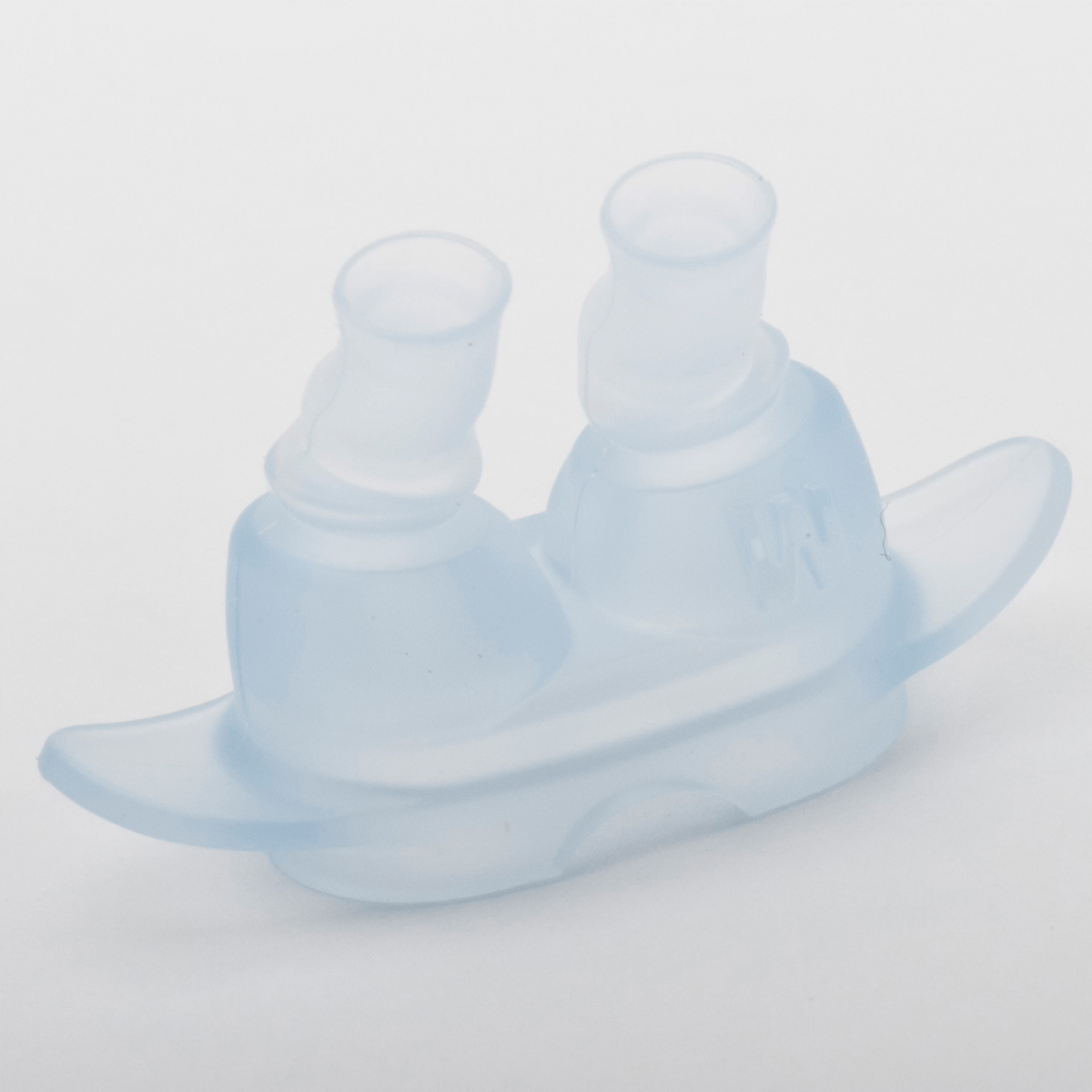 Genomskinligt blått plastföremål format som en leksaksbåt med två cylindriska skorstenar.