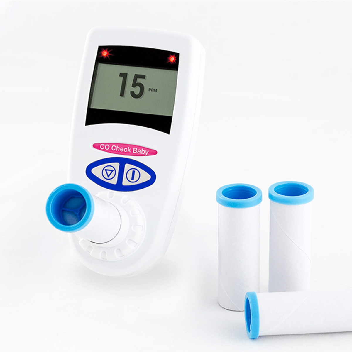 Digital CO-monitor med "CO Check Baby"-merke, som viser 15 ppm, og tre munnstykker med blå caps ved siden av.