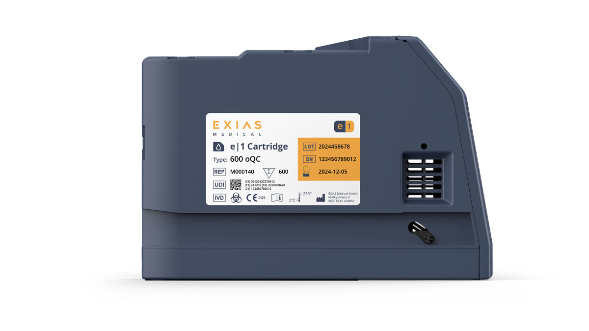 Grå EXIAS Medical e|1 kasset med produktetikett, batchnummer, serienummer og utløpsdato synlig.