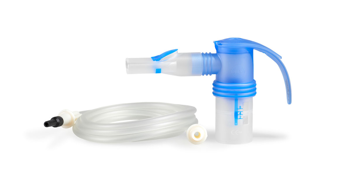 Et medisinsk nebuliseringssett med et blått og hvitt inhalasjonsmunnstykke og klar tube på hvit bakgrunn.