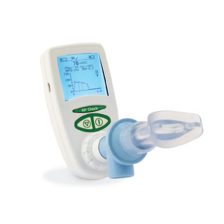 Handhållen medicinsk enhet med digital display och fastsatt blått och genomskinligt munstycke, används för andningstester.