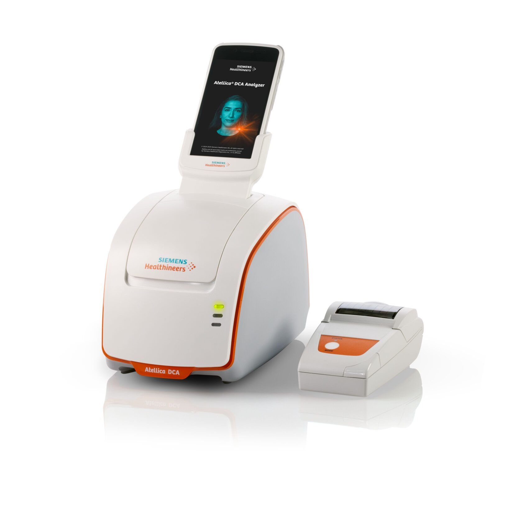 Siemens Healthineers Atellica DCA-analyzer og skriver på hvit bakgrunn.