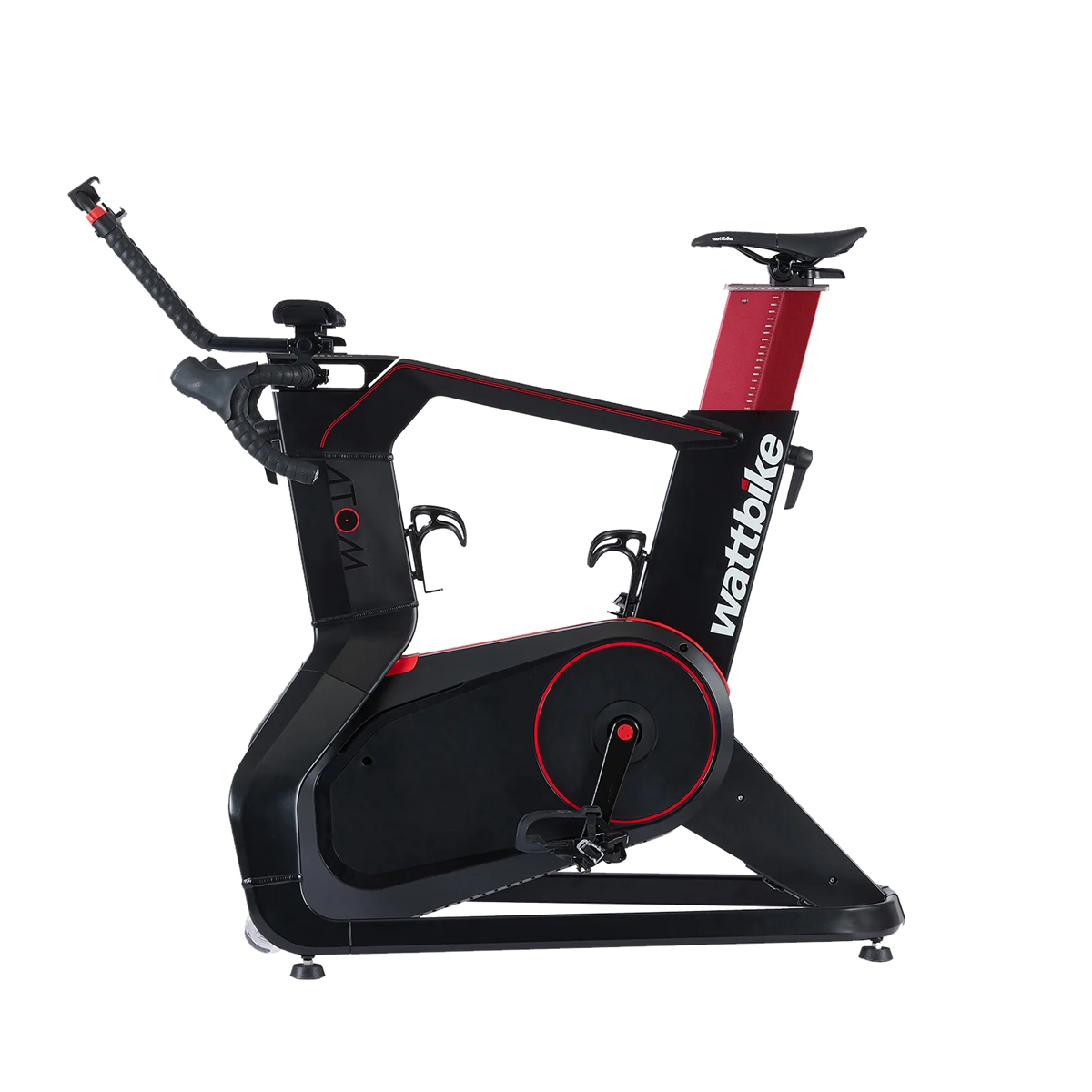 Svart og rød Wattbike innendørs treningssykkel med holdere for vannflasker, justerbart sete og drophåndtak.