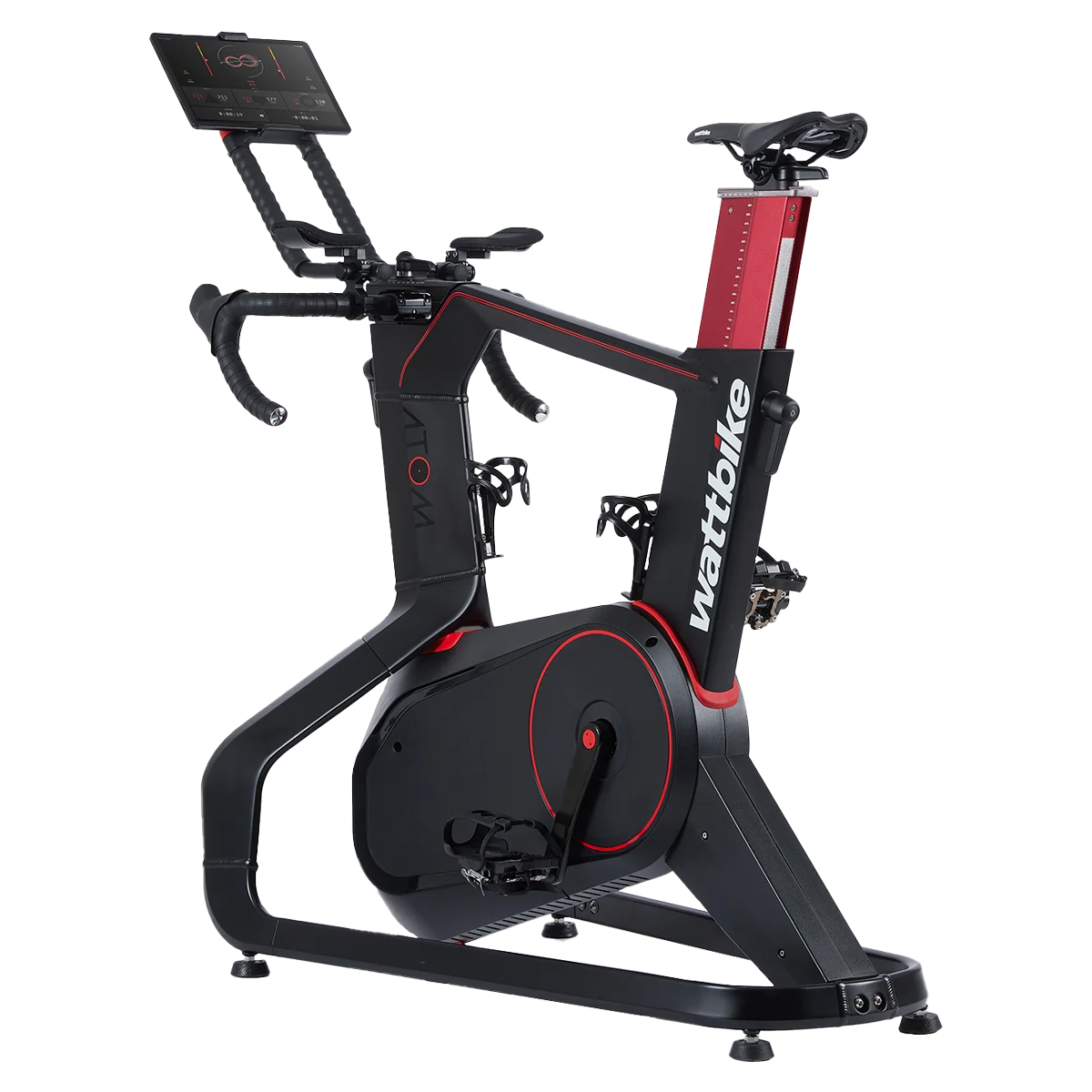 Svart og rød Wattbike Atom smart treningssykkel med digital skjerm og bøyde styre på hvit bakgrunn.