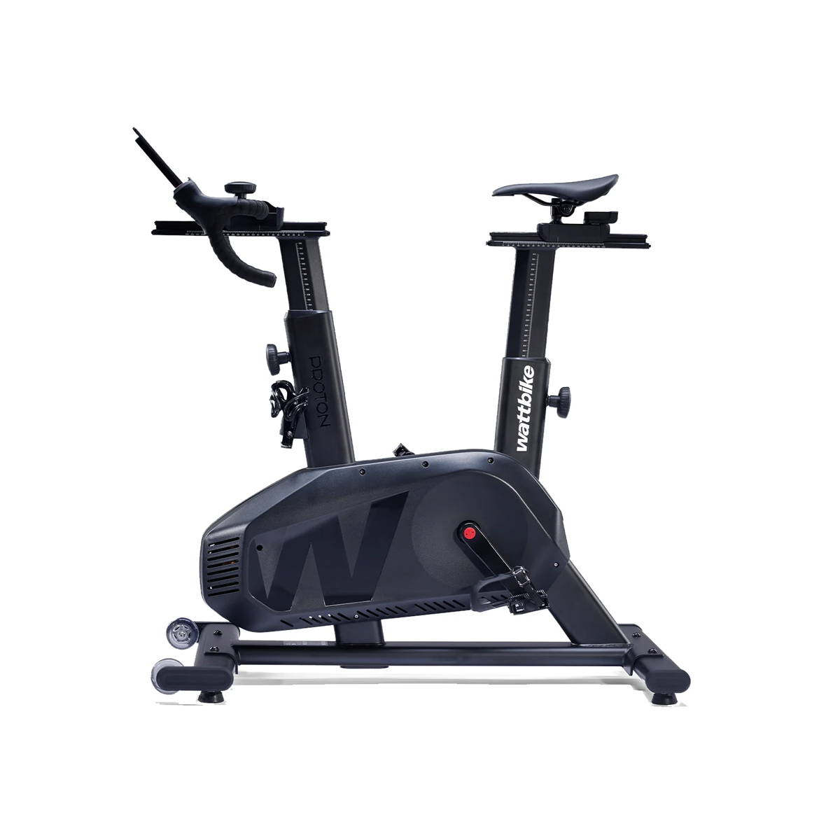 Svart Wattbike stasjonær treningssykkel med justerbart sete og styre på hvit bakgrunn.