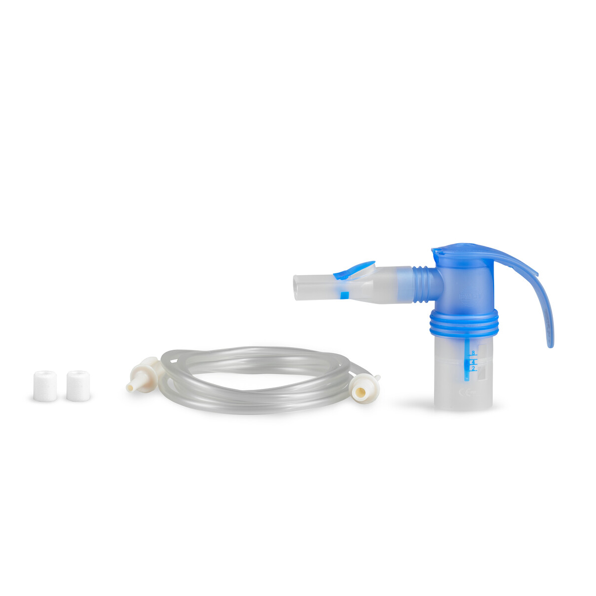 Nebulizersett med munnstykke, slange og to hvite filtre på en hvit bakgrunn.