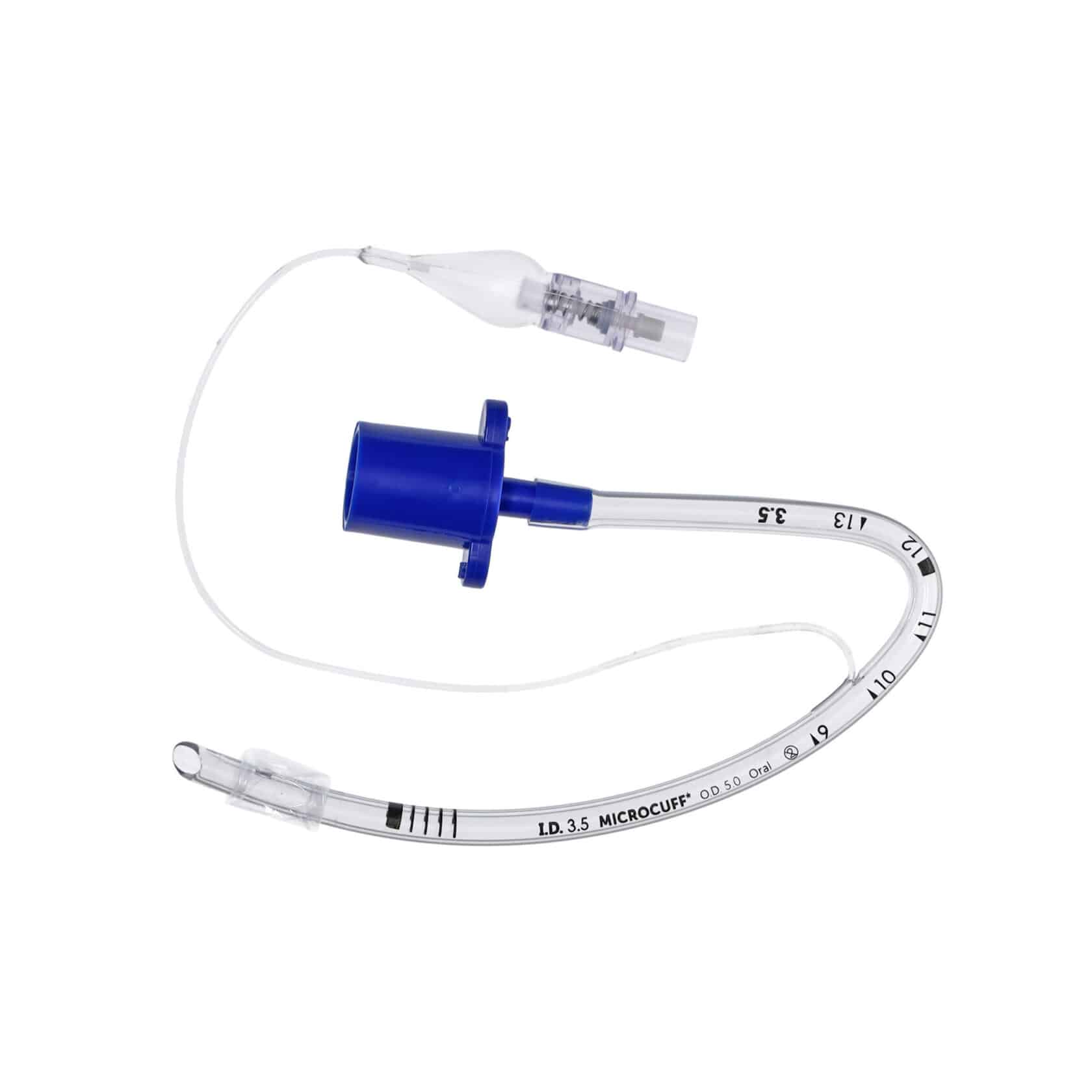 Klar endotrakealtube med blå kobling og markeringer, merket "MICROCUFF" og "I.D. 3.5" på hvit bakgrunn.