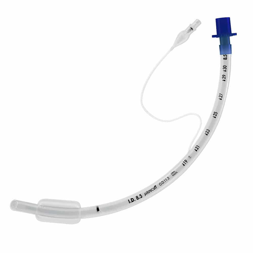 Et medisinsk endotrakealtube med en blå kontakt, målemerker og en oppblåsbar mansjett.