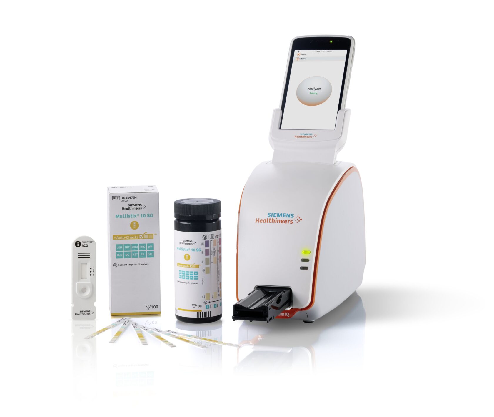 Siemens Healthineers urinanalyseanalyzer med teststrimler, beholder for teststrimler og emballasje på hvit bakgrunn.