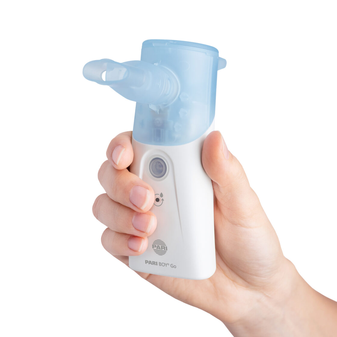 Hånd som holder en bærbar nebulisator med blå munnstykke, merket "PARI BOY Go" på hvit bakgrunn.